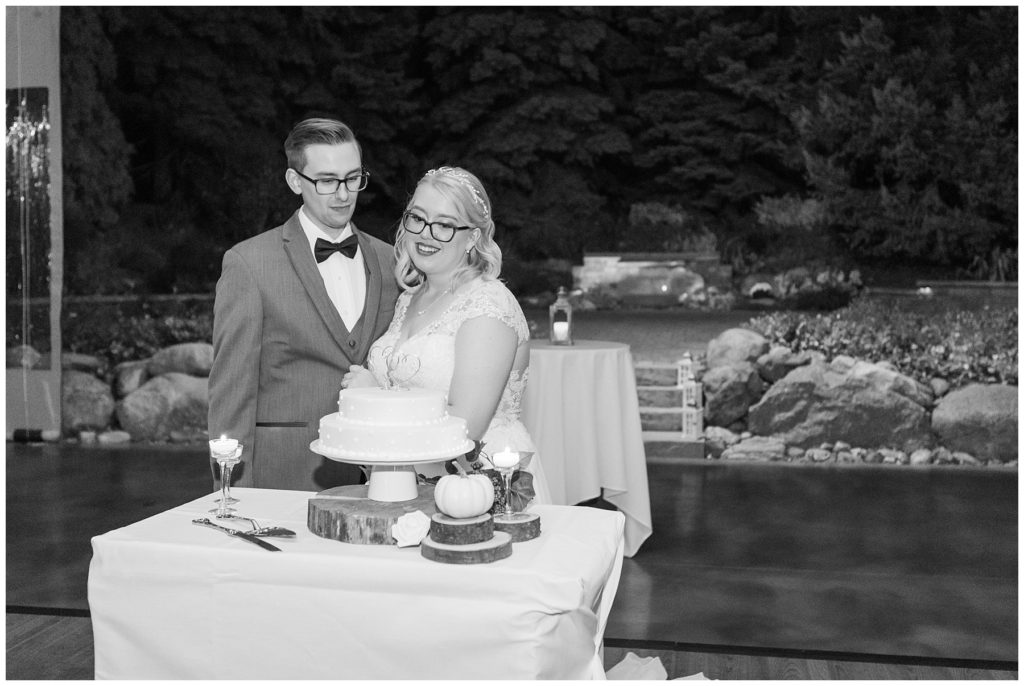 cake cutting, fall wedding at Ravenwood Golf Club, Samantha Ludlow Photography, Syracuse wedding photographer